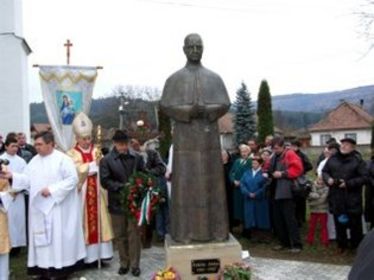 Gelencén felavatták a mártír pap szobrát