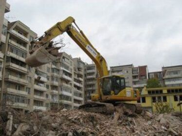 Gépkolosszus tépte szét a bútorgyár épületszárnyát