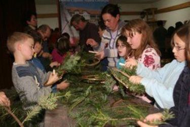 Több száz gyermek készített adventi koszorút