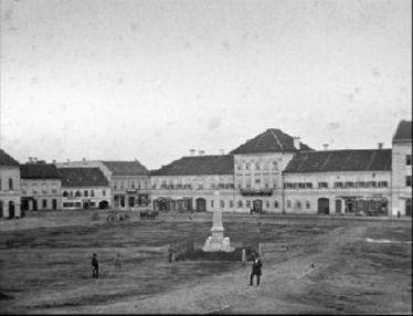 A Szabadság tér 1880-ban. Előtérben a honvédemlékmű, háttérben a városháza. A fényképet Molnár István készítette.