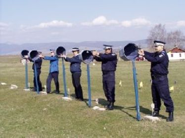 A csendőrök itt még lőnek, maholnap vért adnak