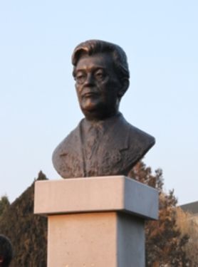 Fábián Ernő szobra Kovásznán