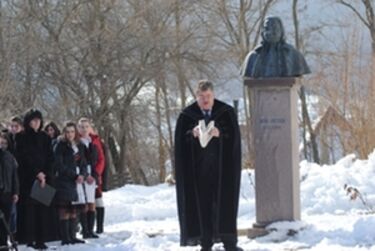 Nt. Szőcs László Bod Pétert méltatja felsőcsernátoni szobra előtt