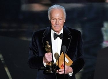 Christopher Plummer a Kezdőkért kapta a legjobb férfi mellékszereplőnek járó díjat. A 82 éves színésznek ez csak a második jelölése volt. Ő a legidősebb színész, aki valaha Oscart nyert. Plummer a szoborhoz beszél: „Hol voltál egész életemben?” 