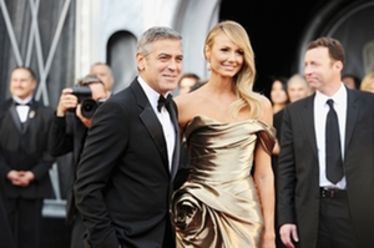 George Clooney és barátnője, Stacy Keibler a vörös szőnyegen. A legjobb férfi főszereplő és még két kategóriában jelölt Clooney szerint nem neki, hanem Jean Dujardinnek, a The Artist főszereplőjének kell ma este köszönőbeszéddel készülnie. És lőn.