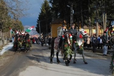 Huszárfelvonulás Gelencén