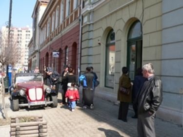 A Korzón kiállított oldtimer is vonzza a közönséget. A szerző felvétele