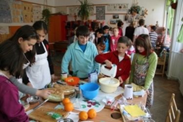 Készül az iskola születésnapi tortája                     Albert Levente felvétele