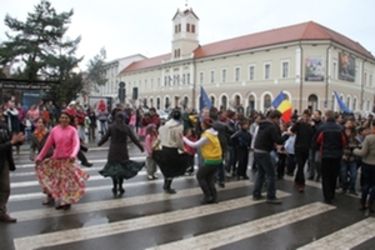 A színház előtt tancra perdültek                             Albert Levetnte felvétele