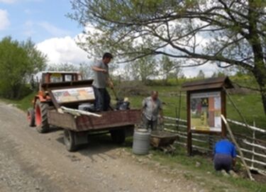 Készülnek a tanösvény táblái. Fotó: KliwaLib