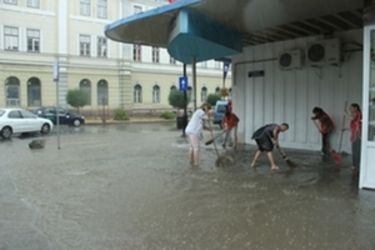 Seprűvel a vízhullám ellen                                                  Albert Levente felvétele