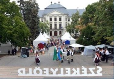 Eger főterén néptánccsoportok mutatkoztak be                               Lénárt Márton felvétele