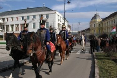 A Jóisten a székelyekkel tart