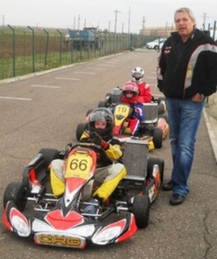 Bokor Balázs a 66-os számú gokartban és a CRG Romania főnöke, Bogdan Mihăescu