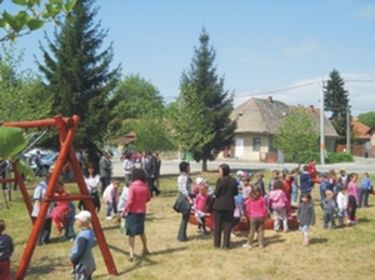 Birtokba vették a gyerekek az új játszóteret. A szerző felvétele