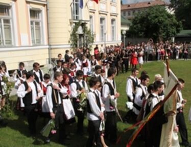 Ballagnak a Plugor Sándor Művészeti Líceum végzősei