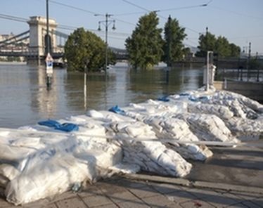 Árvízi védekezés homokzsákokkal Budapesten