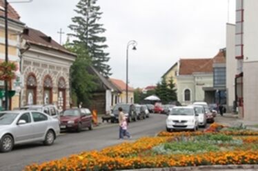 Az Olt utcában egyelőre még parkolnak a jelzett biciklisávon, de parkolósávot is kijelölnek. Albert Levente felvétele