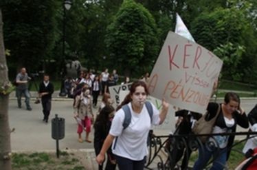 Májusban tüntetésen követelték a diákok bérletpénzüket. Albert Levente felvétele