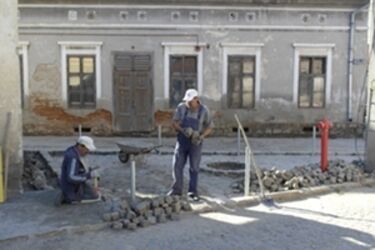 Kockakövezés a Kőrösi Csoma Sándor utcában       A szerző felvétele