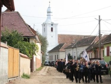 A megemlékezők az emlékműhöz vonulnak. A szerző felvétele