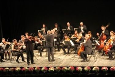 Klasszikuszene-koncert a színházban – a Georgius és a Csíki Kamarazenekar Mozart és Weiner Leó műveivel nyitotta meg az évadot                                                                                                        Albert Levente felvétele