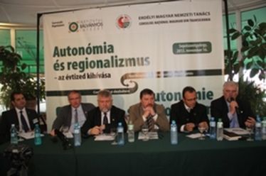 Antal Árpád, Toró T. Tibor, Izsák Balázs, Bakk Miklós, Mădălin Guruianu és Marius Obreja a kerekasztal-beszélgetésen. Fotó: Albert Levente