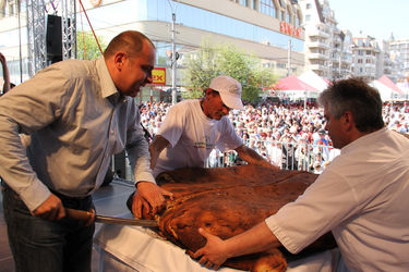 Diószegi László óriáskenyerével. Albert Levente archív felvétele