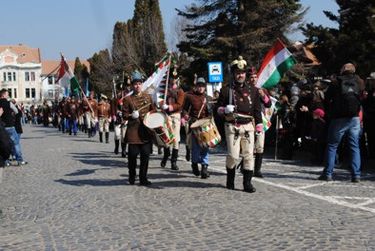 Bevonulnak a hagyományőrzők