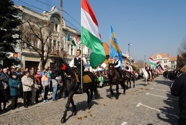 Szentléleki lovasok Kézdivásárhely főterén