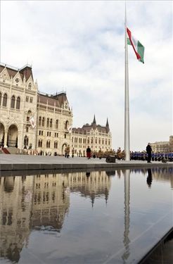 Az Országház és a Kossuth tér újjáépítése a magyar állam újjáépítésének a jelképe is – jelentette ki Kövér László, az Országgyűlés elnöke a március 15-i állami ünnepségsorozat kezdetén