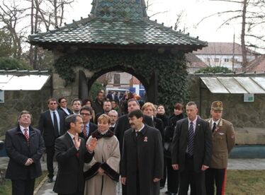 A Székely Nemzeti Múzeum kapujában      Albert Levente felvételei