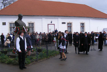 Megkoszorúzták Kőrösi Csoma Sándor szobrát. A szerző felvétele