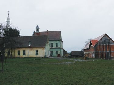 A Kálnoky Ludmilla-iskola. Jobbra a befejezetlen új épület. A szerző felvétele