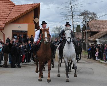 Kézdialmás központjába érkeztek a határkerülők. A szerző felvételei