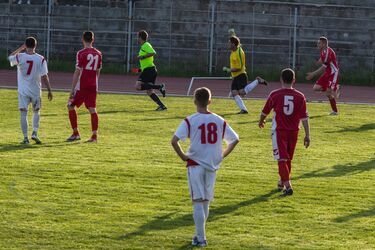 A játékvezető (balról a harmadik) üldözése. Henning János felvétele