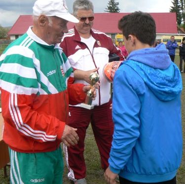 Buzánszky Jenő átadja a gólkirálynak járó díjat