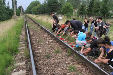 Az áldozat ismerősei tegnap este gyertyát gyújtottak a szerencsétlenség helyszínén. Albert Levente felvétele