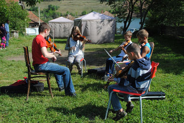 A Mozsika-tábor hegedűsei. A szerző felvétele