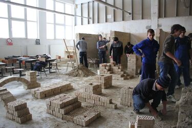 Tanulják a kőművességet a sepsiszentgyörgyi Kós Károly Szakközépiskola műhelyében. Albert Levente archív felvétele