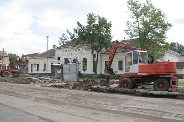 Erőgépek a községháza előtt. A szerző felvétele