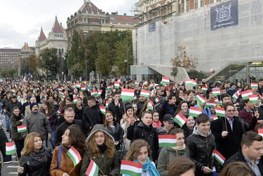 Indulnak az ünnepi menet résztvevői a Műegyetemtől a Bem József térre. Fotó: MTI/Soós Lajos