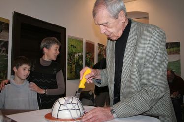 A születésnapi torta felszeletelése. A szerző felvétele