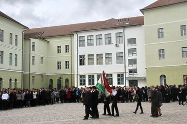 Történelmi falak között, az iskolaudvaron kezdődött az ünnepség. Albert Levente felvételei