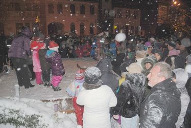 A hóhullás fokozta a gyermekek örömét Kézdivásárhelyen. Fotó: Iochom István