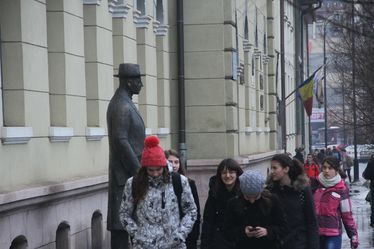 Hazafelé tartó diákok a Székely Mikó Kollégium előtt