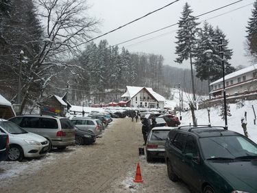 Nehéz parkolni a sípályák alatt. A szerző felvétele