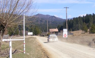 Sorompó és tiltótábla Papolc határában. A szerző felvételei