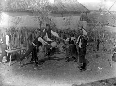 Húsvéti locsolkodás, 1930. Palotay Gertrúd felvétele