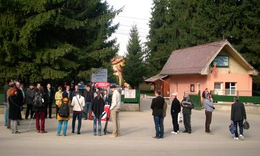 Rendhag.yó sajtótájékoztató a kovásznai szívkórház előtt. A szerző felvétele